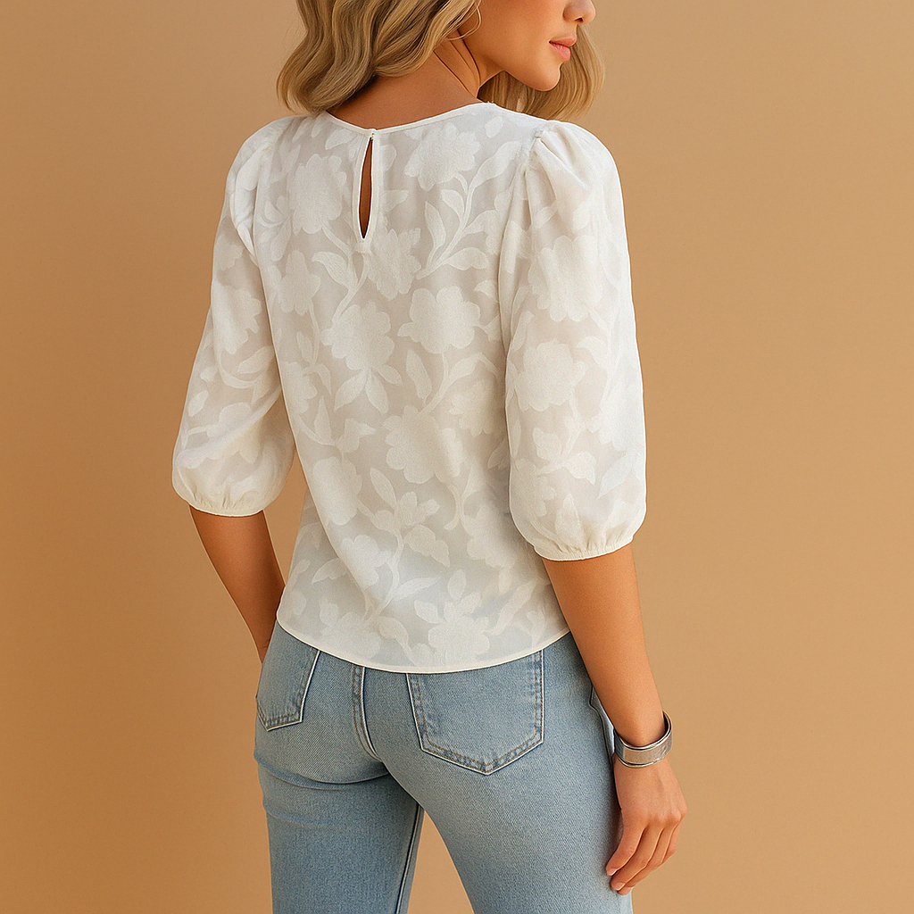 Bloementop met flatterende pasvorm en elegante stijl